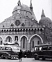 Padova-Pullman di pellegrini davanti alla basilica del Santo alla fine degli anni '50' (Adriano Danieli)